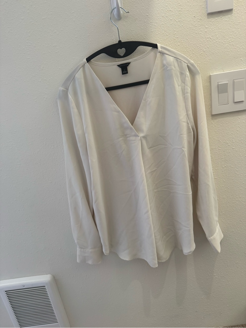 Ann Taylor Cream V-Neck Long Sleeve Blouse